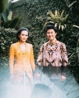 Twinda Rarasati Instagram - Akan kita hadapi semua tapi brb makan es krim dulu. Happy anniversary ❤️✨ ayo kita ketawain aja hidup ini, yg penting gak keluar boneka chuky aja udh alhamdulillah 🙃 maap telat postingnya, namanya juga aku hehe

Cheers to life! Senang bersama sampai kakek nenek peot tua bangka tetep sayang sayangan aamiin 🥹👴🏻👵🏻 thank you for loving all versions of me—

Tahun depan enaknya pake baju adat apa yahhh? 🤭