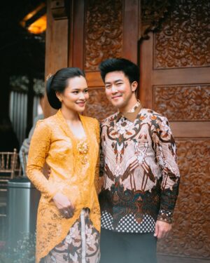 Twinda Rarasati Instagram - Akan kita hadapi semua tapi brb makan es krim dulu. Happy anniversary ❤️✨ ayo kita ketawain aja hidup ini, yg penting gak keluar boneka chuky aja udh alhamdulillah 🙃 maap telat postingnya, namanya juga aku hehe

Cheers to life! Senang bersama sampai kakek nenek peot tua bangka tetep sayang sayangan aamiin 🥹👴🏻👵🏻 thank you for loving all versions of me—

Tahun depan enaknya pake baju adat apa yahhh? 🤭