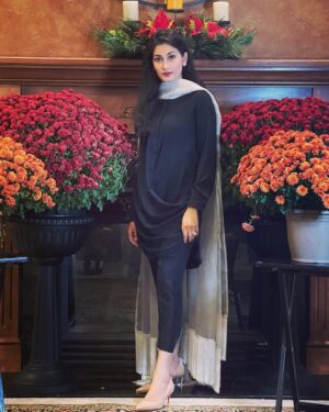 Umme Ahmed Shishir Instagram - The Fall blooms are still blooming in my home🧡🖤