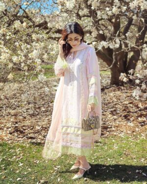 Umme Ahmed Shishir Instagram - Eid gathering and outing 🌸  Wearing: @farahtalibaziz