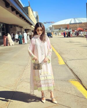 Umme Ahmed Shishir Instagram - Eid gathering and outing 🌸  Wearing: @farahtalibaziz