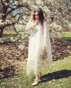 Umme Ahmed Shishir Instagram - Eid gathering and outing 🌸  Wearing: @farahtalibaziz