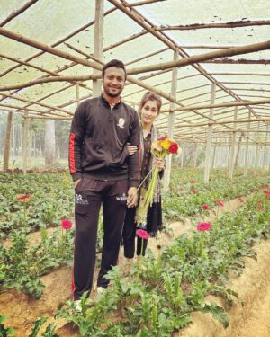 Umme Ahmed Shishir Instagram - Because I love flowers 💐