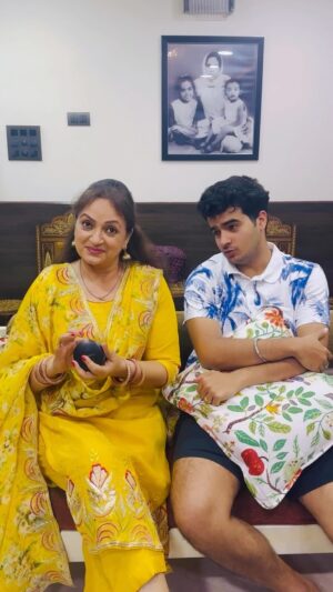 Upasana Singh Instagram - Kaun sahi Kaun galat?????please tell🤫