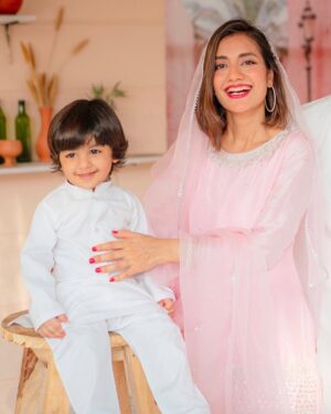 Uroosa Qureshi Instagram - EID MUBARAK 🤍

📸 @adil_bajwa_ 
Studio @getsettt