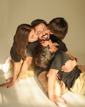 Uroosa Qureshi Instagram - Aaj uss ka din hai jis se mera har din hai ❤️
Happy Birthday to the man who’s an amazing father & simply the best life partner 🎂

📸 @moizalvi.official 👍🏻
Studio @mastudio999