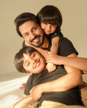 Uroosa Qureshi Instagram - Aaj uss ka din hai jis se mera har din hai ❤️
Happy Birthday to the man who’s an amazing father & simply the best life partner 🎂

📸 @moizalvi.official 👍🏻
Studio @mastudio999