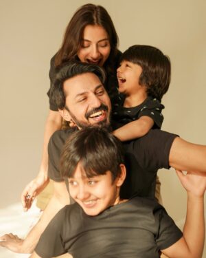 Uroosa Qureshi Instagram - Aaj uss ka din hai jis se mera har din hai ❤️
Happy Birthday to the man who’s an amazing father & simply the best life partner 🎂

📸 @moizalvi.official 👍🏻
Studio @mastudio999