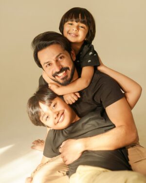 Uroosa Qureshi Instagram - Aaj uss ka din hai jis se mera har din hai ❤️
Happy Birthday to the man who’s an amazing father & simply the best life partner 🎂

📸 @moizalvi.official 👍🏻
Studio @mastudio999
