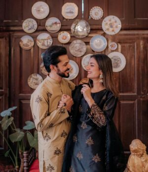 Uroosa Qureshi Instagram - Eid-e-Mohabbat Mubarak ❤️

Wearing @ahmadrazastudio @ahmadraza_men 
Location @morhaveli 
👞 @gomilaintersole
