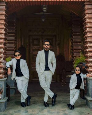 Uroosa Qureshi Instagram - Main Haseen 🖤
Mere Deewane Teen 🤍🤍🤍

📸 @abdulsamadzia 
👗 @minakashifofficial 
Kids suits @gemgarments ( PR @aniqaspr.official )