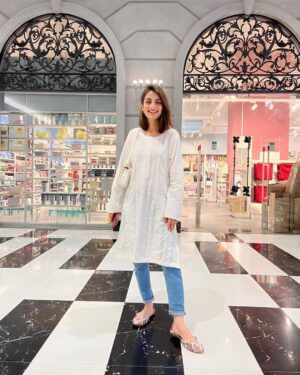 Uroosa Qureshi Instagram - I’ve hired the best photographer for lifetime luckily he is my HUSBAND ❤️