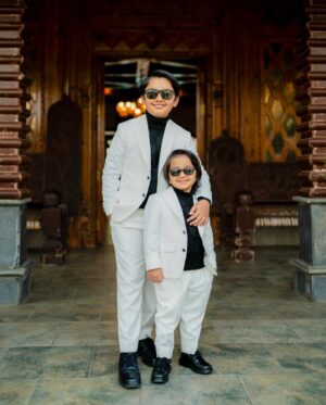 Uroosa Qureshi Instagram - Main Haseen 🖤
Mere Deewane Teen 🤍🤍🤍

📸 @abdulsamadzia 
👗 @minakashifofficial 
Kids suits @gemgarments ( PR @aniqaspr.official )