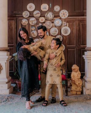 Uroosa Qureshi Instagram - Eid Mubarak 🤗🤗🤗
ALHAMDULILLAH 🙏🏻

Wearing @ahmadrazastudio @ahmadraza_men 👍🏻
Location @morhaveli 👍🏻
👞 @gomilaintersole 👍🏻