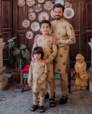 Uroosa Qureshi Instagram - Eid Mubarak 🤗🤗🤗
ALHAMDULILLAH 🙏🏻

Wearing @ahmadrazastudio @ahmadraza_men 👍🏻
Location @morhaveli 👍🏻
👞 @gomilaintersole 👍🏻
