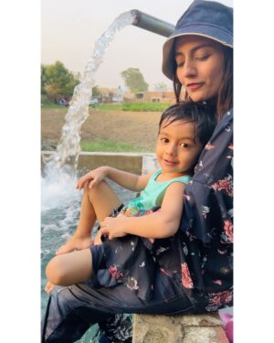 Uroosa Qureshi Instagram - Tube Well ka thunda thunda paani ❤️
Main pehli bar gai aur itnaaa enjoy kya 🌊
Seriously #villagelife is better than #citylife