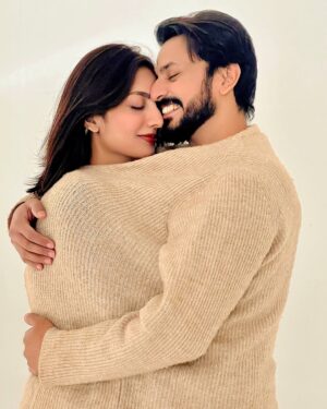 Uroosa Qureshi Instagram - SUKOON hai to SHADI hit hai
Apni to phir Super hit hai ❤️
ALHAMDULILLAH 10 saal Uroosa & Bilal
#10thWeddingAnniversary 

📸 1st & 3rd pic taken by Sohaan Qureshi
📸 @moizalvi.official 
Studio @mastudio999