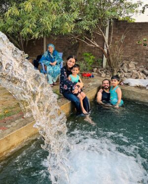 Uroosa Qureshi Instagram - Tube Well ka thunda thunda paani ❤️
Main pehli bar gai aur itnaaa enjoy kya 🌊
Seriously #villagelife is better than #citylife
