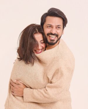 Uroosa Qureshi Instagram - SUKOON hai to SHADI hit hai
Apni to phir Super hit hai ❤️
ALHAMDULILLAH 10 saal Uroosa & Bilal
#10thWeddingAnniversary 

📸 1st & 3rd pic taken by Sohaan Qureshi
📸 @moizalvi.official 
Studio @mastudio999