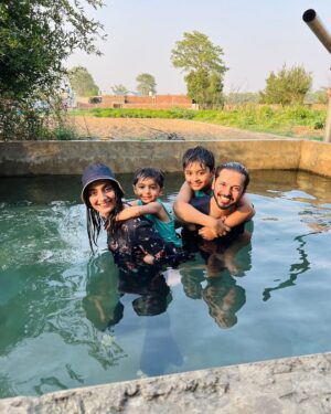 Uroosa Qureshi Instagram - Tube Well ka thunda thunda paani ❤️
Main pehli bar gai aur itnaaa enjoy kya 🌊
Seriously #villagelife is better than #citylife