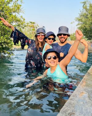 Uroosa Qureshi Instagram - Tube Well ka thunda thunda paani ❤️
Main pehli bar gai aur itnaaa enjoy kya 🌊
Seriously #villagelife is better than #citylife