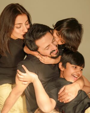 Uroosa Qureshi Instagram - Aaj uss ka din hai jis se mera har din hai ❤️
Happy Birthday to the man who’s an amazing father & simply the best life partner 🎂

📸 @moizalvi.official 👍🏻
Studio @mastudio999