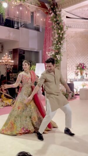 Urwa Hocane Instagram - How could we miss on @diljitdosanjh with the one & only @urwatistic #mawraameerhogayi @teamdiljitglobal

Choreo: @ahmad_khan_choreography