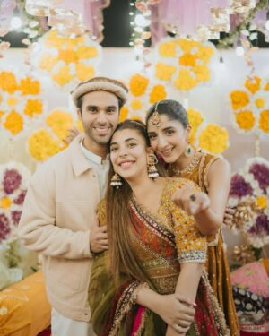 Urwa Hocane Instagram - And here’s the mehndi lagai that concludes all the events we had before nikkah day ! It’s been such a bliss ! Alhumdulillah ! 

@elanofficial 
@zaheenkamran 
@saraidrees_ 
#mawraameerhogai