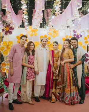 Urwa Hocane Instagram - And here’s the mehndi lagai that concludes all the events we had before nikkah day ! It’s been such a bliss ! Alhumdulillah ! 

@elanofficial 
@zaheenkamran 
@saraidrees_ 
#mawraameerhogai