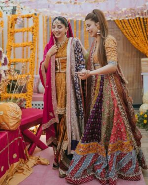 Urwa Hocane Instagram - And here’s the mehndi lagai that concludes all the events we had before nikkah day ! It’s been such a bliss ! Alhumdulillah ! 

@elanofficial 
@zaheenkamran 
@saraidrees_ 
#mawraameerhogai