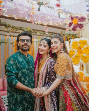Urwa Hocane Instagram - And here’s the mehndi lagai that concludes all the events we had before nikkah day ! It’s been such a bliss ! Alhumdulillah ! 

@elanofficial 
@zaheenkamran 
@saraidrees_ 
#mawraameerhogai