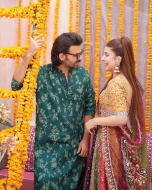 Urwa Hocane Instagram - And here’s the mehndi lagai that concludes all the events we had before nikkah day ! It’s been such a bliss ! Alhumdulillah ! 

@elanofficial 
@zaheenkamran 
@saraidrees_ 
#mawraameerhogai