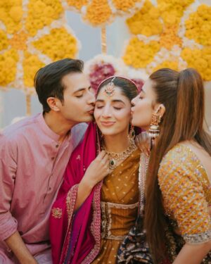 Urwa Hocane Instagram - And here’s the mehndi lagai that concludes all the events we had before nikkah day ! It’s been such a bliss ! Alhumdulillah ! 

@elanofficial 
@zaheenkamran 
@saraidrees_ 
#mawraameerhogai