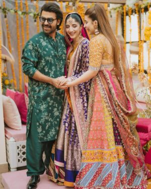 Urwa Hocane Instagram - And here’s the mehndi lagai that concludes all the events we had before nikkah day ! It’s been such a bliss ! Alhumdulillah ! 

@elanofficial 
@zaheenkamran 
@saraidrees_ 
#mawraameerhogai