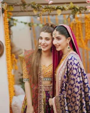 Urwa Hocane Instagram - And here’s the mehndi lagai that concludes all the events we had before nikkah day ! It’s been such a bliss ! Alhumdulillah ! 

@elanofficial 
@zaheenkamran 
@saraidrees_ 
#mawraameerhogai