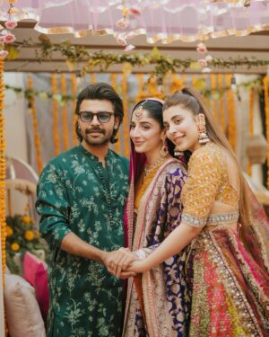 Urwa Hocane Instagram - And here’s the mehndi lagai that concludes all the events we had before nikkah day ! It’s been such a bliss ! Alhumdulillah ! 

@elanofficial 
@zaheenkamran 
@saraidrees_ 
#mawraameerhogai