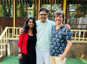Usha Jadhav Instagram - 🪷🙏🏼🇮🇳🍛📽️🛕Imposible resumir el viaje exprés a India. 

Primero la cálida acogida como jurado de @jagran_filmfestival con @jadhavusha. 

Después, visitas a la familia, papis y @sneh_pank, en Kolhapur disfrutando de su compañía, de un sol rojo único, templos, escuelas, mercados llenos de colores, cine al aire libre, comida riquísima…

En Mumbai, risas, charlas y abrazos con grandes del cine como @anilskapoor @revathyasha @resulpookutty @alphonse_roy @arunaraje @umesh_shukla_official de @mgr_studios @girishwankhede @rajeshwarisachdev @badolavarun @ssin005 @pandurang_jadhav_____ @vibhaaraani @brahmatmaj

Qué bonito reencontrarme con amigos y amigas, cineastas, actores, productores y parte de la otra familia de @jadhavusha, la del cine de la industria más grande del mundo.

 #Mumbai #mumbaicinema #Kolhapur