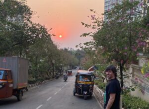 Usha Jadhav Instagram - 🪷🙏🏼🇮🇳🍛📽️🛕Imposible resumir el viaje exprés a India. 

Primero la cálida acogida como jurado de @jagran_filmfestival con @jadhavusha. 

Después, visitas a la familia, papis y @sneh_pank, en Kolhapur disfrutando de su compañía, de un sol rojo único, templos, escuelas, mercados llenos de colores, cine al aire libre, comida riquísima…

En Mumbai, risas, charlas y abrazos con grandes del cine como @anilskapoor @revathyasha @resulpookutty @alphonse_roy @arunaraje @umesh_shukla_official de @mgr_studios @girishwankhede @rajeshwarisachdev @badolavarun @ssin005 @pandurang_jadhav_____ @vibhaaraani @brahmatmaj

Qué bonito reencontrarme con amigos y amigas, cineastas, actores, productores y parte de la otra familia de @jadhavusha, la del cine de la industria más grande del mundo.

 #Mumbai #mumbaicinema #Kolhapur