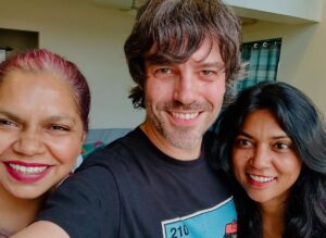 Usha Jadhav Instagram - 🪷🙏🏼🇮🇳🍛📽️🛕Imposible resumir el viaje exprés a India. 

Primero la cálida acogida como jurado de @jagran_filmfestival con @jadhavusha. 

Después, visitas a la familia, papis y @sneh_pank, en Kolhapur disfrutando de su compañía, de un sol rojo único, templos, escuelas, mercados llenos de colores, cine al aire libre, comida riquísima…

En Mumbai, risas, charlas y abrazos con grandes del cine como @anilskapoor @revathyasha @resulpookutty @alphonse_roy @arunaraje @umesh_shukla_official de @mgr_studios @girishwankhede @rajeshwarisachdev @badolavarun @ssin005 @pandurang_jadhav_____ @vibhaaraani @brahmatmaj

Qué bonito reencontrarme con amigos y amigas, cineastas, actores, productores y parte de la otra familia de @jadhavusha, la del cine de la industria más grande del mundo.

 #Mumbai #mumbaicinema #Kolhapur
