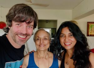 Usha Jadhav Instagram - 🪷🙏🏼🇮🇳🍛📽️🛕Imposible resumir el viaje exprés a India. 

Primero la cálida acogida como jurado de @jagran_filmfestival con @jadhavusha. 

Después, visitas a la familia, papis y @sneh_pank, en Kolhapur disfrutando de su compañía, de un sol rojo único, templos, escuelas, mercados llenos de colores, cine al aire libre, comida riquísima…

En Mumbai, risas, charlas y abrazos con grandes del cine como @anilskapoor @revathyasha @resulpookutty @alphonse_roy @arunaraje @umesh_shukla_official de @mgr_studios @girishwankhede @rajeshwarisachdev @badolavarun @ssin005 @pandurang_jadhav_____ @vibhaaraani @brahmatmaj

Qué bonito reencontrarme con amigos y amigas, cineastas, actores, productores y parte de la otra familia de @jadhavusha, la del cine de la industria más grande del mundo.

 #Mumbai #mumbaicinema #Kolhapur