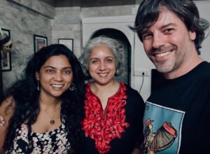 Usha Jadhav Instagram - 🪷🙏🏼🇮🇳🍛📽️🛕Imposible resumir el viaje exprés a India. 

Primero la cálida acogida como jurado de @jagran_filmfestival con @jadhavusha. 

Después, visitas a la familia, papis y @sneh_pank, en Kolhapur disfrutando de su compañía, de un sol rojo único, templos, escuelas, mercados llenos de colores, cine al aire libre, comida riquísima…

En Mumbai, risas, charlas y abrazos con grandes del cine como @anilskapoor @revathyasha @resulpookutty @alphonse_roy @arunaraje @umesh_shukla_official de @mgr_studios @girishwankhede @rajeshwarisachdev @badolavarun @ssin005 @pandurang_jadhav_____ @vibhaaraani @brahmatmaj

Qué bonito reencontrarme con amigos y amigas, cineastas, actores, productores y parte de la otra familia de @jadhavusha, la del cine de la industria más grande del mundo.

 #Mumbai #mumbaicinema #Kolhapur