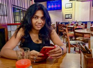 Usha Jadhav Instagram - 🪷🙏🏼🇮🇳🍛📽️🛕Imposible resumir el viaje exprés a India. 

Primero la cálida acogida como jurado de @jagran_filmfestival con @jadhavusha. 

Después, visitas a la familia, papis y @sneh_pank, en Kolhapur disfrutando de su compañía, de un sol rojo único, templos, escuelas, mercados llenos de colores, cine al aire libre, comida riquísima…

En Mumbai, risas, charlas y abrazos con grandes del cine como @anilskapoor @revathyasha @resulpookutty @alphonse_roy @arunaraje @umesh_shukla_official de @mgr_studios @girishwankhede @rajeshwarisachdev @badolavarun @ssin005 @pandurang_jadhav_____ @vibhaaraani @brahmatmaj

Qué bonito reencontrarme con amigos y amigas, cineastas, actores, productores y parte de la otra familia de @jadhavusha, la del cine de la industria más grande del mundo.

 #Mumbai #mumbaicinema #Kolhapur