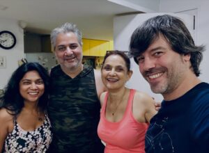 Usha Jadhav Instagram - 🪷🙏🏼🇮🇳🍛📽️🛕Imposible resumir el viaje exprés a India. 

Primero la cálida acogida como jurado de @jagran_filmfestival con @jadhavusha. 

Después, visitas a la familia, papis y @sneh_pank, en Kolhapur disfrutando de su compañía, de un sol rojo único, templos, escuelas, mercados llenos de colores, cine al aire libre, comida riquísima…

En Mumbai, risas, charlas y abrazos con grandes del cine como @anilskapoor @revathyasha @resulpookutty @alphonse_roy @arunaraje @umesh_shukla_official de @mgr_studios @girishwankhede @rajeshwarisachdev @badolavarun @ssin005 @pandurang_jadhav_____ @vibhaaraani @brahmatmaj

Qué bonito reencontrarme con amigos y amigas, cineastas, actores, productores y parte de la otra familia de @jadhavusha, la del cine de la industria más grande del mundo.

 #Mumbai #mumbaicinema #Kolhapur