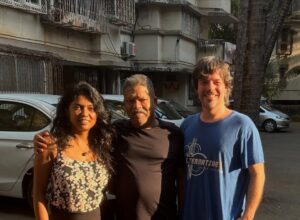 Usha Jadhav Instagram - 🪷🙏🏼🇮🇳🍛📽️🛕Imposible resumir el viaje exprés a India. 

Primero la cálida acogida como jurado de @jagran_filmfestival con @jadhavusha. 

Después, visitas a la familia, papis y @sneh_pank, en Kolhapur disfrutando de su compañía, de un sol rojo único, templos, escuelas, mercados llenos de colores, cine al aire libre, comida riquísima…

En Mumbai, risas, charlas y abrazos con grandes del cine como @anilskapoor @revathyasha @resulpookutty @alphonse_roy @arunaraje @umesh_shukla_official de @mgr_studios @girishwankhede @rajeshwarisachdev @badolavarun @ssin005 @pandurang_jadhav_____ @vibhaaraani @brahmatmaj

Qué bonito reencontrarme con amigos y amigas, cineastas, actores, productores y parte de la otra familia de @jadhavusha, la del cine de la industria más grande del mundo.

 #Mumbai #mumbaicinema #Kolhapur