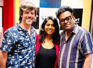 Usha Jadhav Instagram - 🪷🙏🏼🇮🇳🍛📽️🛕Imposible resumir el viaje exprés a India. 

Primero la cálida acogida como jurado de @jagran_filmfestival con @jadhavusha. 

Después, visitas a la familia, papis y @sneh_pank, en Kolhapur disfrutando de su compañía, de un sol rojo único, templos, escuelas, mercados llenos de colores, cine al aire libre, comida riquísima…

En Mumbai, risas, charlas y abrazos con grandes del cine como @anilskapoor @revathyasha @resulpookutty @alphonse_roy @arunaraje @umesh_shukla_official de @mgr_studios @girishwankhede @rajeshwarisachdev @badolavarun @ssin005 @pandurang_jadhav_____ @vibhaaraani @brahmatmaj

Qué bonito reencontrarme con amigos y amigas, cineastas, actores, productores y parte de la otra familia de @jadhavusha, la del cine de la industria más grande del mundo.

 #Mumbai #mumbaicinema #Kolhapur