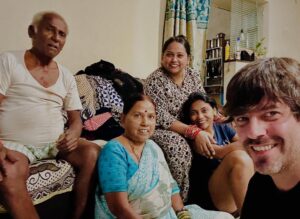 Usha Jadhav Instagram - 🪷🙏🏼🇮🇳🍛📽️🛕Imposible resumir el viaje exprés a India. 

Primero la cálida acogida como jurado de @jagran_filmfestival con @jadhavusha. 

Después, visitas a la familia, papis y @sneh_pank, en Kolhapur disfrutando de su compañía, de un sol rojo único, templos, escuelas, mercados llenos de colores, cine al aire libre, comida riquísima…

En Mumbai, risas, charlas y abrazos con grandes del cine como @anilskapoor @revathyasha @resulpookutty @alphonse_roy @arunaraje @umesh_shukla_official de @mgr_studios @girishwankhede @rajeshwarisachdev @badolavarun @ssin005 @pandurang_jadhav_____ @vibhaaraani @brahmatmaj

Qué bonito reencontrarme con amigos y amigas, cineastas, actores, productores y parte de la otra familia de @jadhavusha, la del cine de la industria más grande del mundo.

 #Mumbai #mumbaicinema #Kolhapur