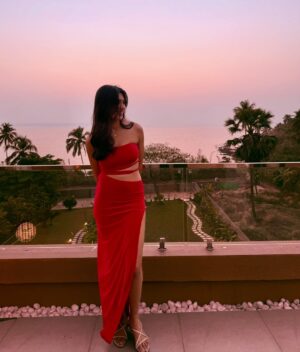 Vaishnavi Andhale Instagram - Sweet and Spicy with a sprinkle of Sparkle 🌶️🍫✨
Serving my Sundowner look freshly from Goa !