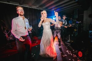 Valeria Ortega Instagram - Happy anniversary @franklawn 
El año pasado celebrábamos nuestro matrimonio 

Me casaría de nuevo! 
@coniprovens @danielagaldames @gioyber @cinemabuke