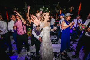 Valeria Ortega Instagram - Happy anniversary @franklawn 
El año pasado celebrábamos nuestro matrimonio 

Me casaría de nuevo! 
@coniprovens @danielagaldames @gioyber @cinemabuke