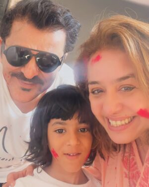 Vandana Sajnani Instagram - #Holi2025 .. The #Khattars sending  everyone loads of love 😍. #happyholi 
Stay happy ! Stay safe ! Stay blessed 🧿. @rajesh_khattar @yuvaankhattar .
.
.
#Vandanasajnanikhattar 
#Rajeshkhattar 
#yuvaankhattar 
#Vandanasajnani